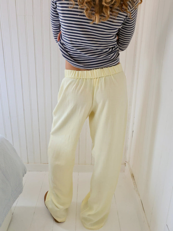 Fashionabele loungebroek in roze met brede pijpen voor ultiem comfort en stijl.