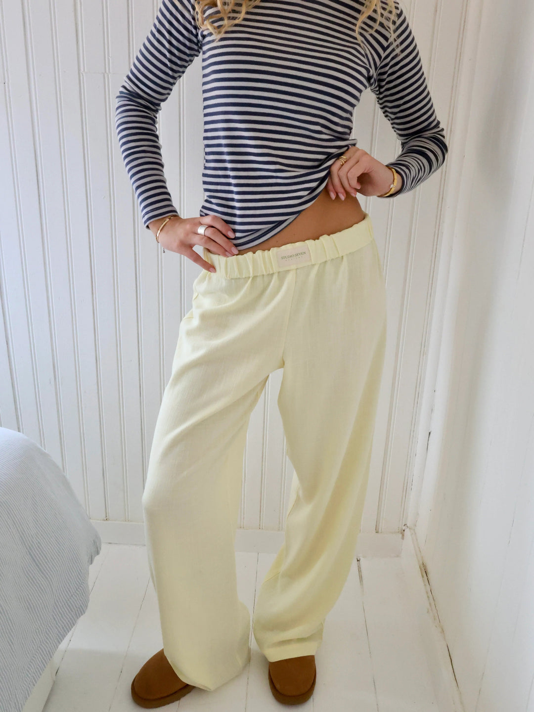 Roze gestreepte damesbroek voor loungewear, perfect voor thuis of casual uitjes.