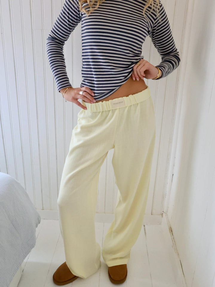 Roze gestreepte damesbroek voor loungewear, perfect voor thuis of casual uitjes.