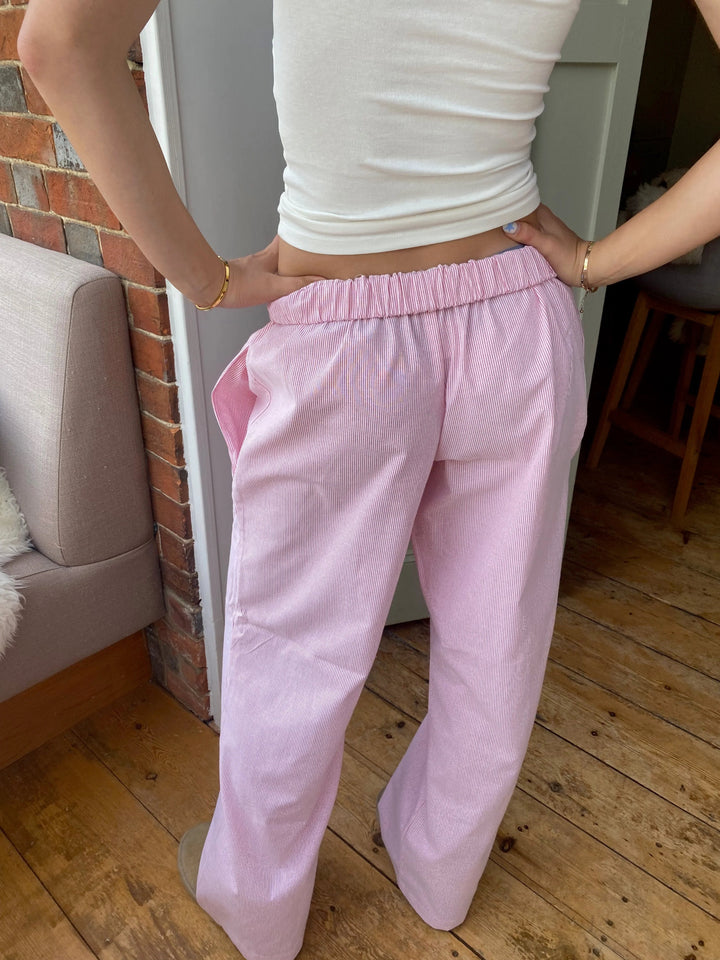 Blauwe gestreepte loungebroek met elastische tailleband, ideaal voor een ontspannen look.