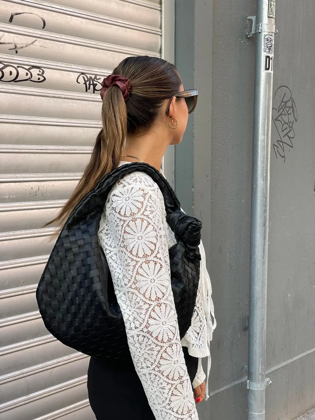 Elegante middelgrote dames handtas in zwart, flexibel, stijlvol, ideaal voor elke outfit en dagelijks gebruik.