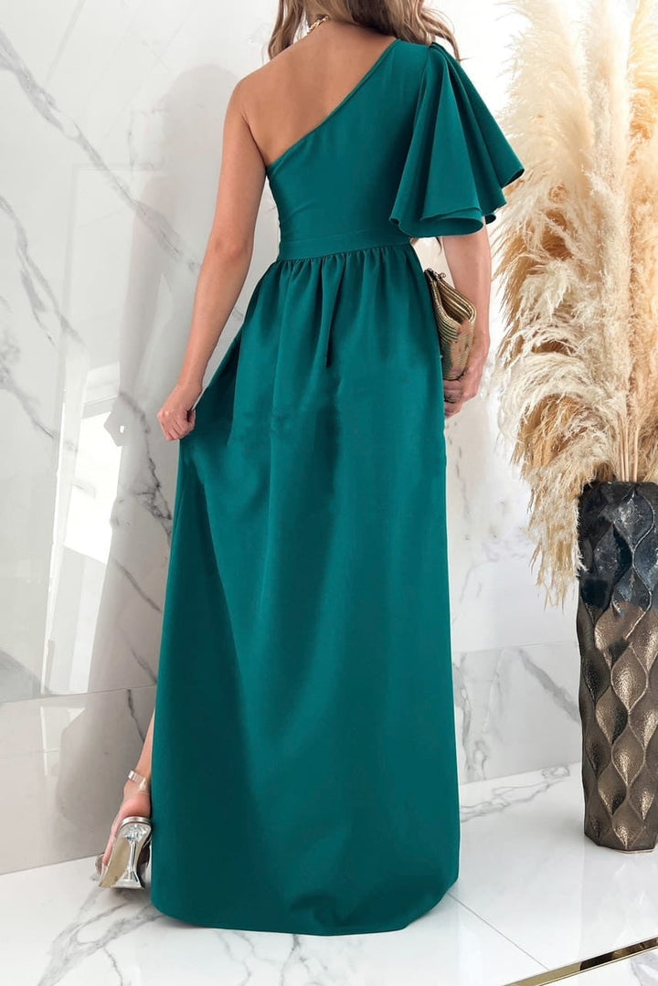 Stijlvolle lange feestjurk met one-shoulder design en verfijnde split. Ideaal voor dames.