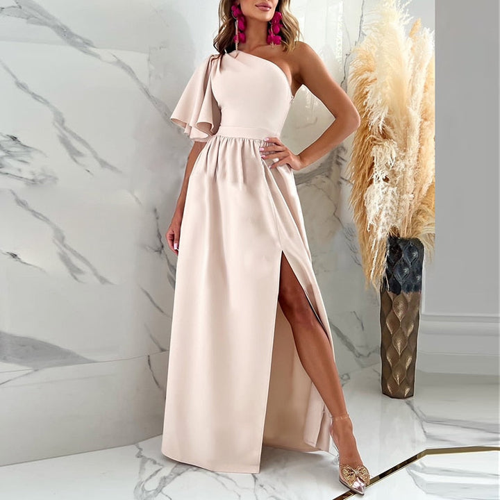 Chique dames avondjurk met one-shoulder en split. Geschikt als gala- of bruiloftsgast jurk.