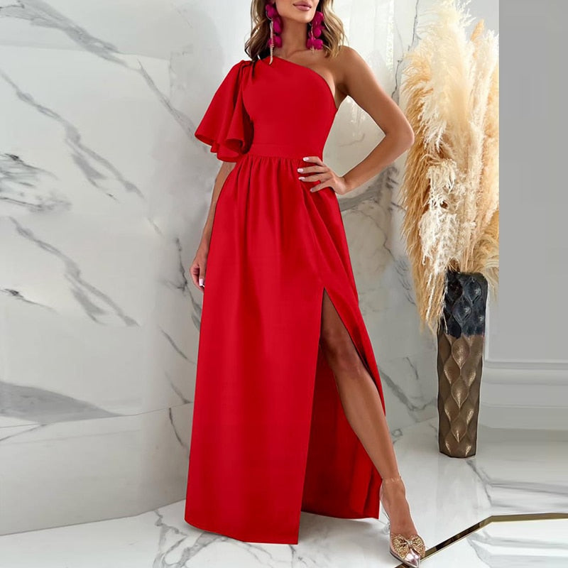 Moderne one-shoulder cocktailjurk met split voor dames. Perfecte avondkleding voor feesten.