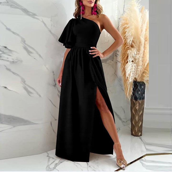Luxe dames one-shoulder jurk met split en vloeiende stof. Elegante keuze voor speciale events.