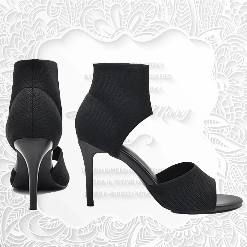 Elegante orthopedische hakken, zwart, met een modern design, bieden comfort en ondersteuning voor dames.