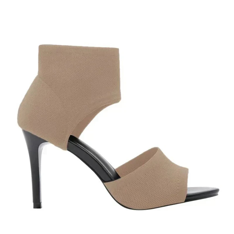 Elegante orthopedische hakken, zwart, met een modern design, bieden comfort en ondersteuning voor dames.