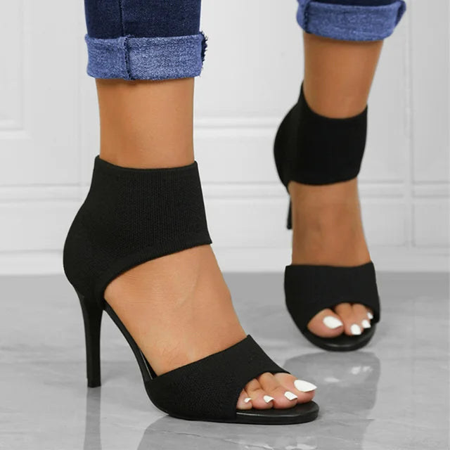 Elegante orthopedische hakken, zwart, met een modern design, bieden comfort en ondersteuning voor dames.