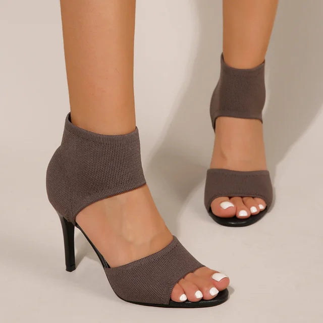 Elegante orthopedische hakken, zwart, met een modern design, bieden comfort en ondersteuning voor dames.