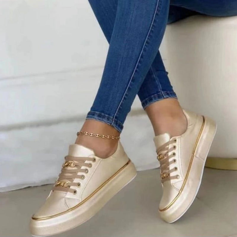 Zwarte orthopedische dames sneaker met Comfort+ zool en anti-slip eigenschappen.