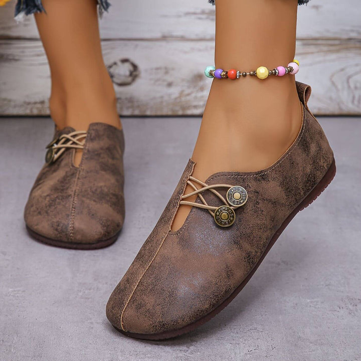 Zijaanzicht van elegante orthopedische schoenen in marineblauw met subtiele details.