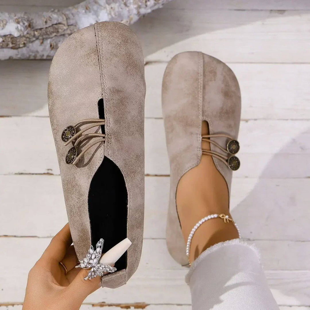 Zijaanzicht van elegante orthopedische schoenen in marineblauw met subtiele details.