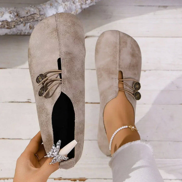 Zijaanzicht van elegante orthopedische schoenen in marineblauw met subtiele details.