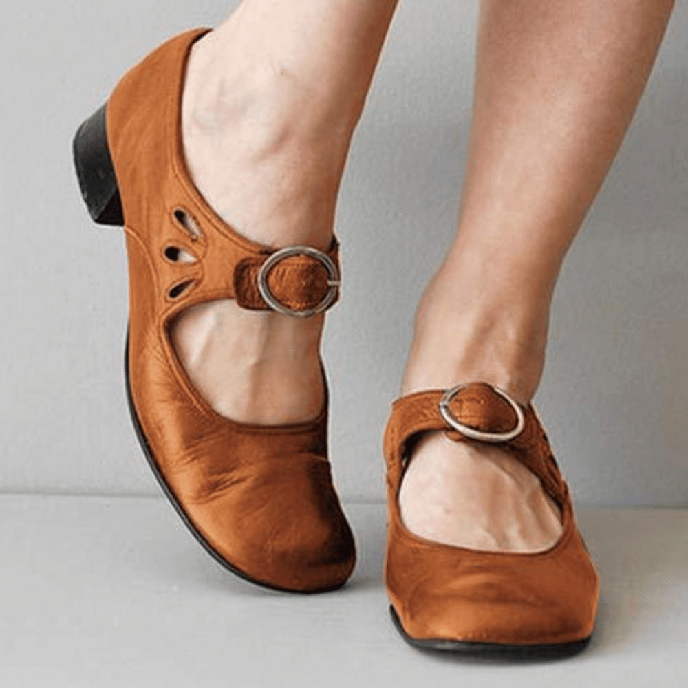 Elegante orthopedische leren sandalen, ergonomisch ontwerp, bruine kleur, voor dames, ideaal voor lange wandelingen.