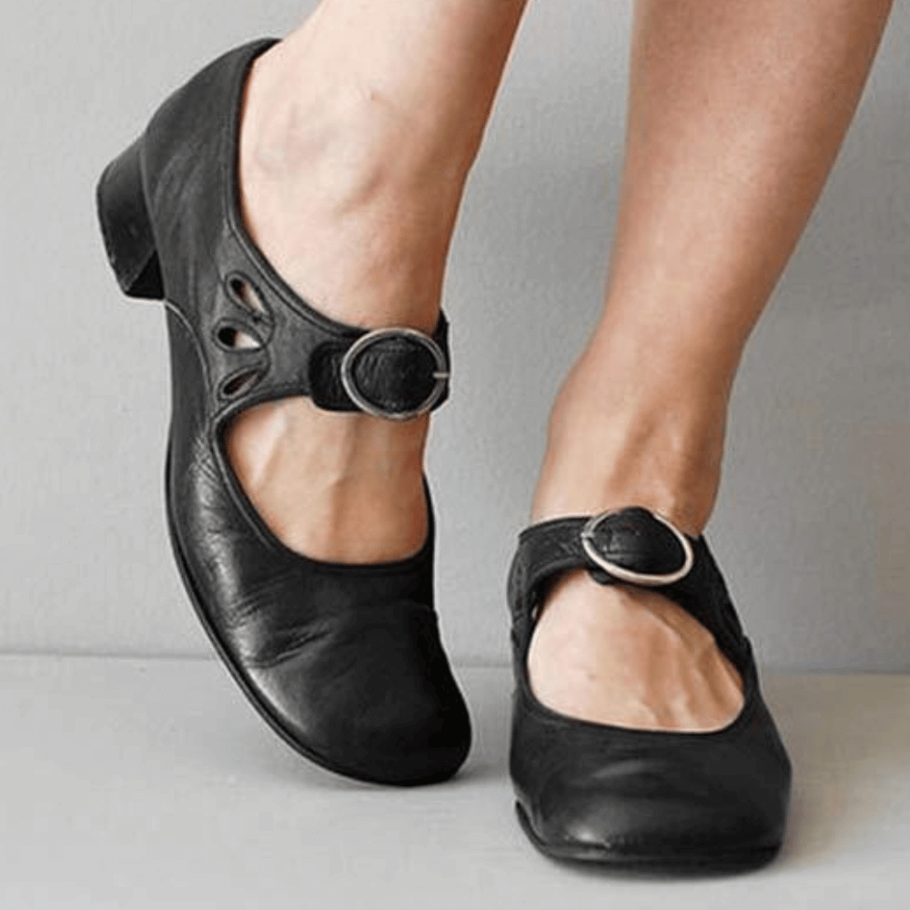 Diverse kleuren van de leren sandalen: blauw, bruin, rood en zwart, perfect voor comfort en stijl.