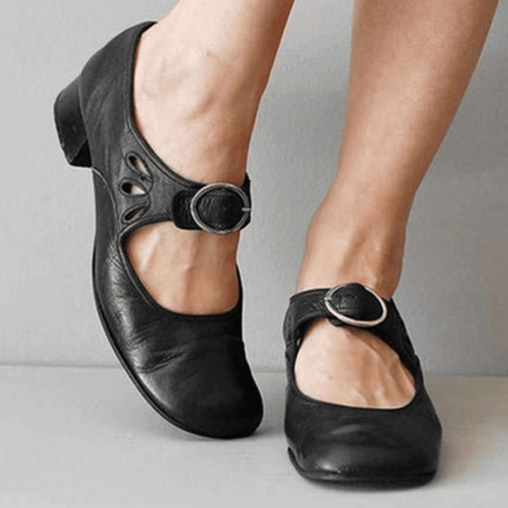 Diverse kleuren van de leren sandalen: blauw, bruin, rood en zwart, perfect voor comfort en stijl.