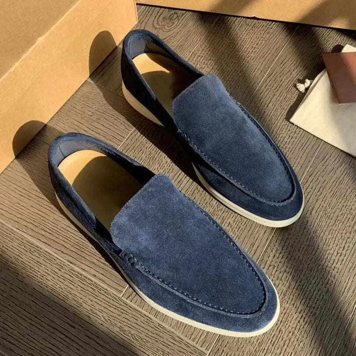 Stijlvolle orthopedische slip-on schoenen voor heren, in een elegant zwart design, bieden comfort voor elke gelegenheid.