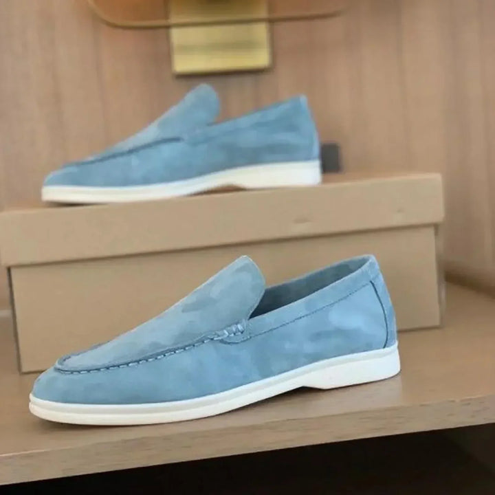Stijlvolle orthopedische slip-on schoenen voor heren, in een elegant zwart design, bieden comfort voor elke gelegenheid.