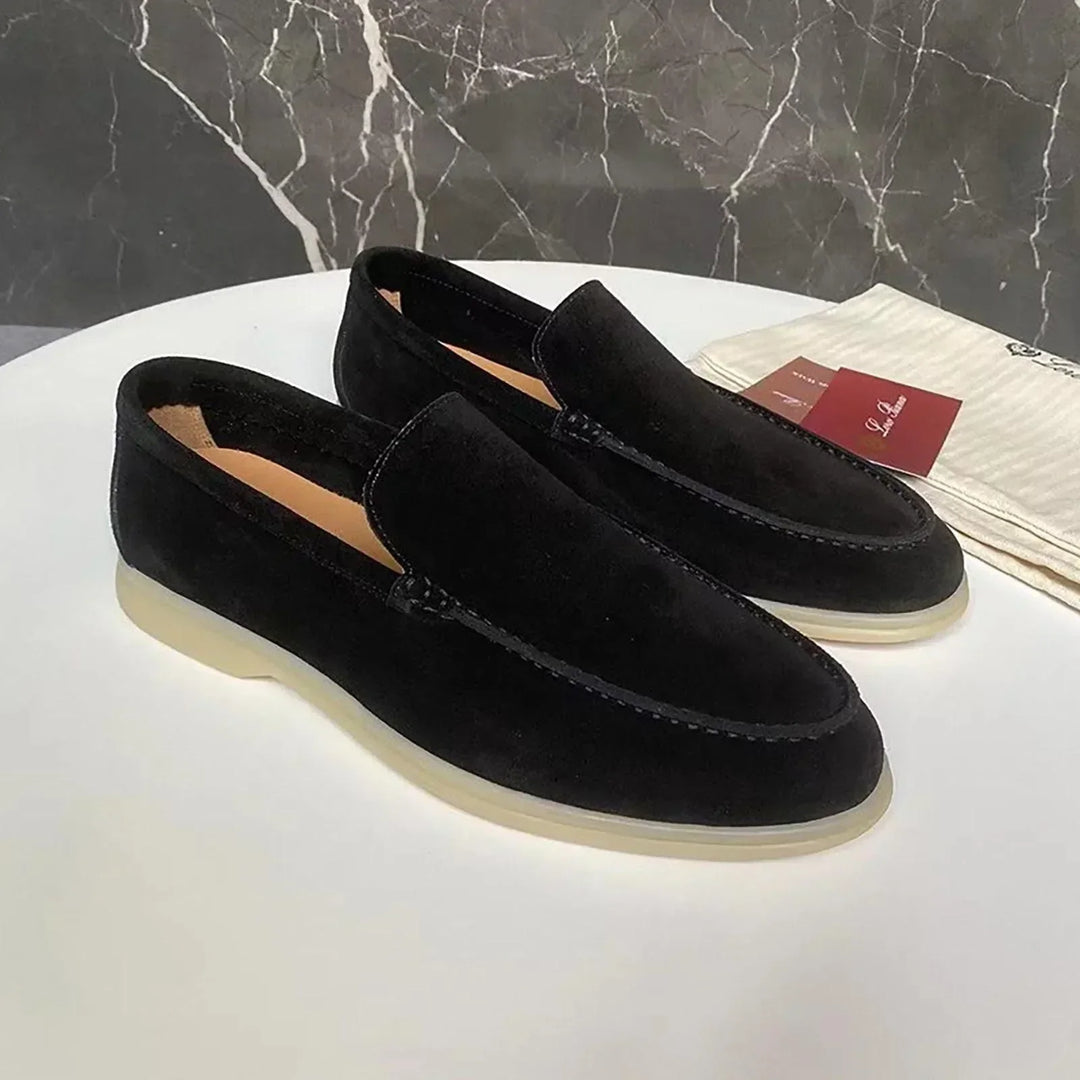 Stijlvolle orthopedische slip-on schoenen voor heren, in een elegant zwart design, bieden comfort voor elke gelegenheid.
