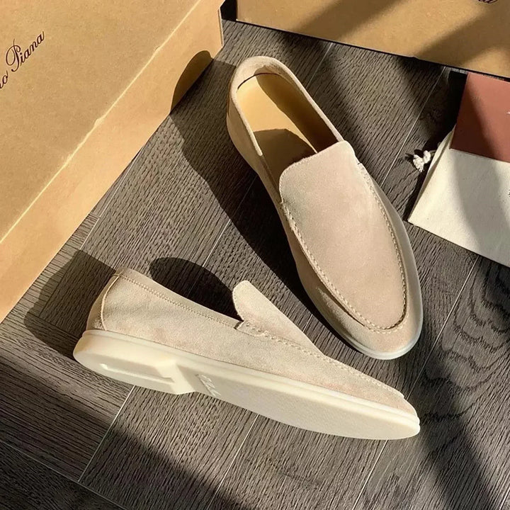 Stijlvolle orthopedische slip-on schoenen voor heren, in een elegant zwart design, bieden comfort voor elke gelegenheid.