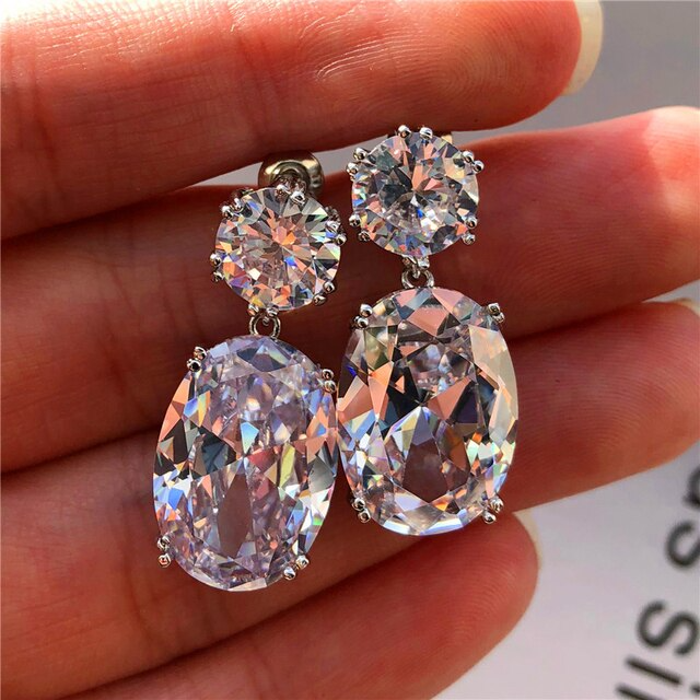 Trendy ovale oorbellen voor dames, met een glanzende steen. Elegante accessoires, ideaal voor feestelijke gelegenheden.