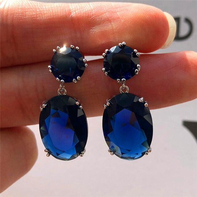 Schitterende ovale dames oorbellen met glanzende zirkonia. Deze elegante sieraden zijn trendy en passen bij elke outfit.