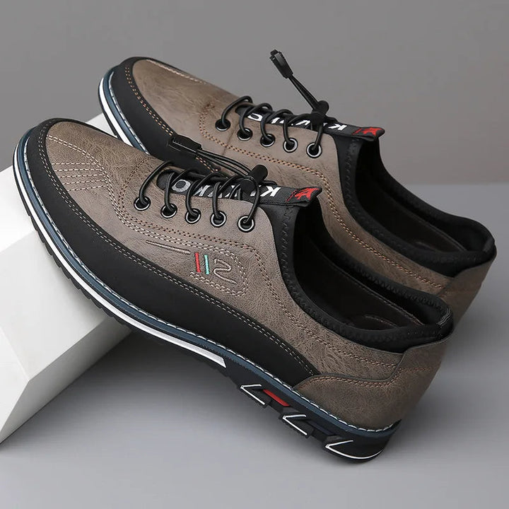 Zwarte heren Oxford-schoenen met flexibele pasvorm en verborgen vetersysteem, geschikt voor lange dagen.