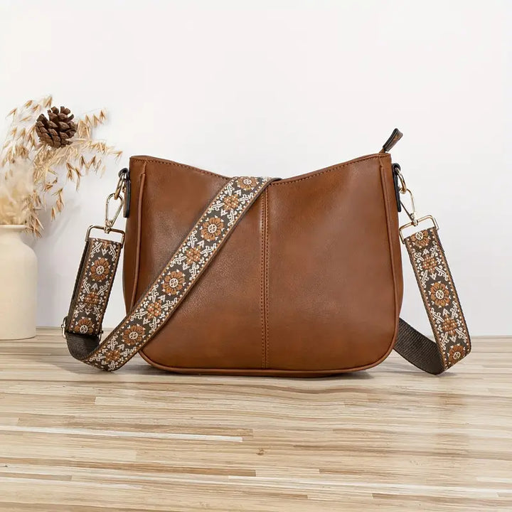 Elegante Quirina schoudertas in bohemien stijl met verstelbare riem en gouden details, detailweergave