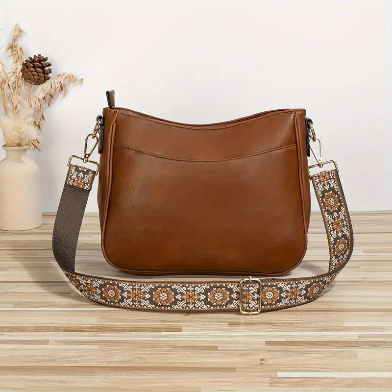Elegante Quirina schoudertas in bohemien stijl met verstelbare riem en gouden details, vooraanzicht