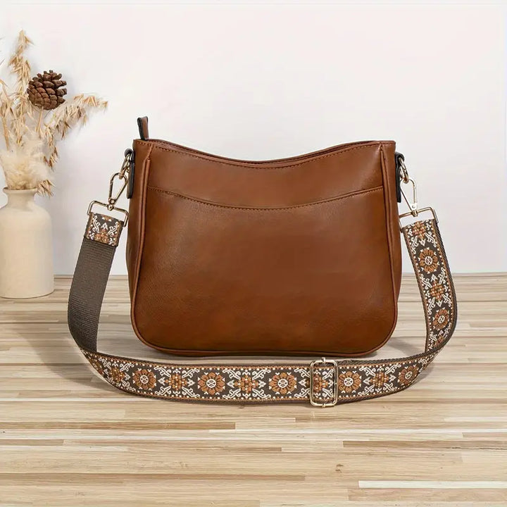 Elegante Quirina schoudertas in bohemien stijl met verstelbare riem en gouden details, vooraanzicht