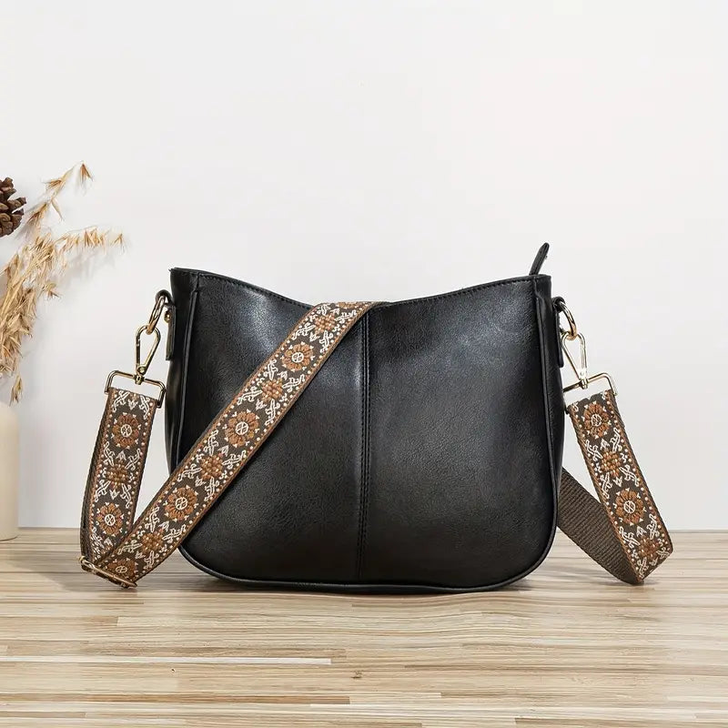 Elegante Quirina schoudertas in bohemien stijl met verstelbare riem en gouden details, vooraanzicht