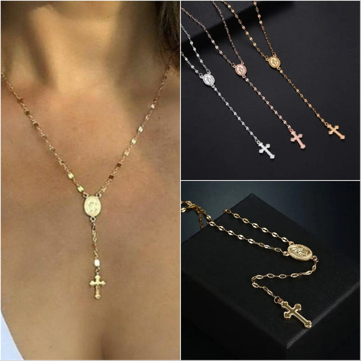 Elegant ontworpen damesketting in zilver, met rozenkransstijl en fijne details voor een verfijnde look.