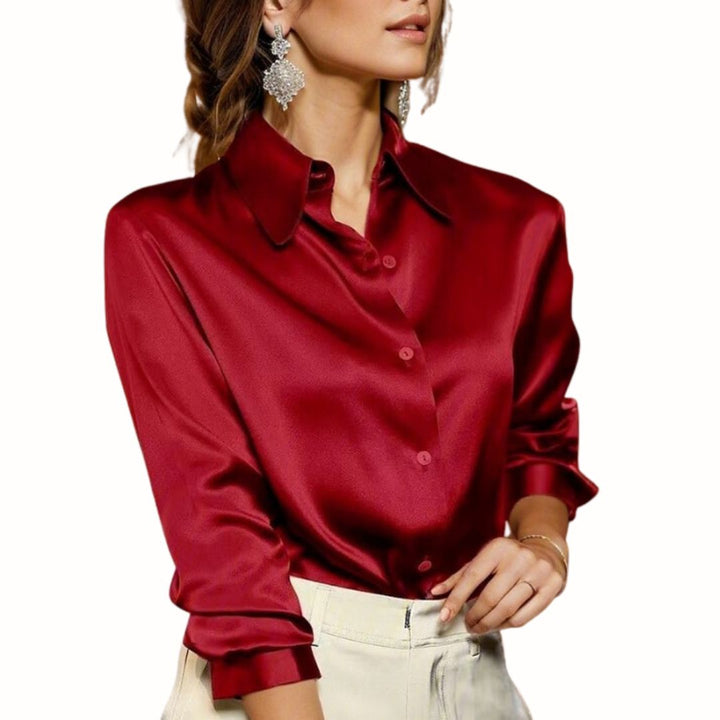Elegante satijnen damesblouse Elara in klassiek rood, perfect voor een luxe casual chique look.