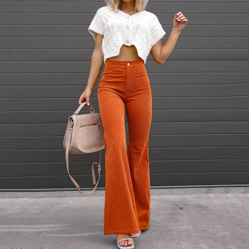 Dames flare broek met elegante uitlopende pijpen, accentueert vrouwelijke rondingen, verkrijgbaar in diverse kleuren zoals blauw en kaki, voor een stijlvolle look.