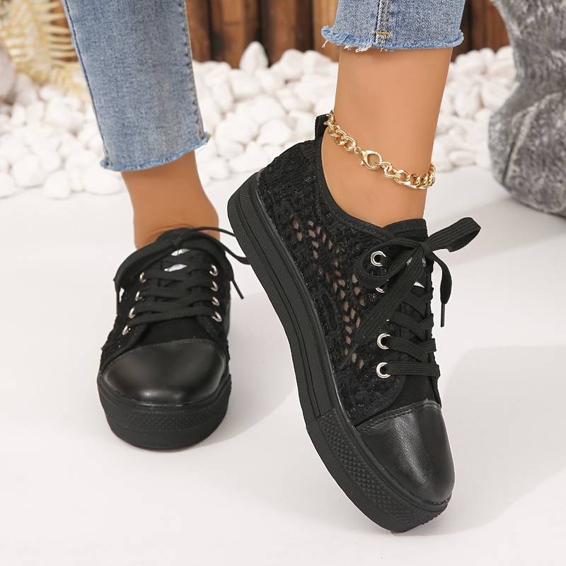 Elegante zwarte dames sneakers met luchtig kantontwerp, ideaal voor diverse gelegenheden, stijlvol en ademend.