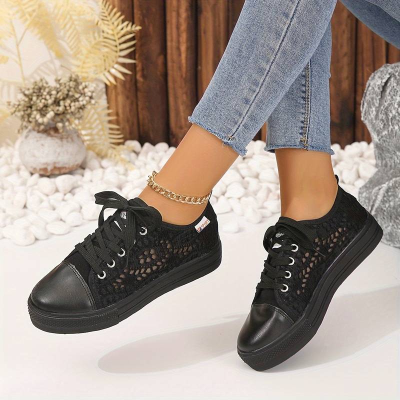 Elegante zwarte dames sneakers met luchtig kantontwerp, ideaal voor diverse gelegenheden, stijlvol en ademend.