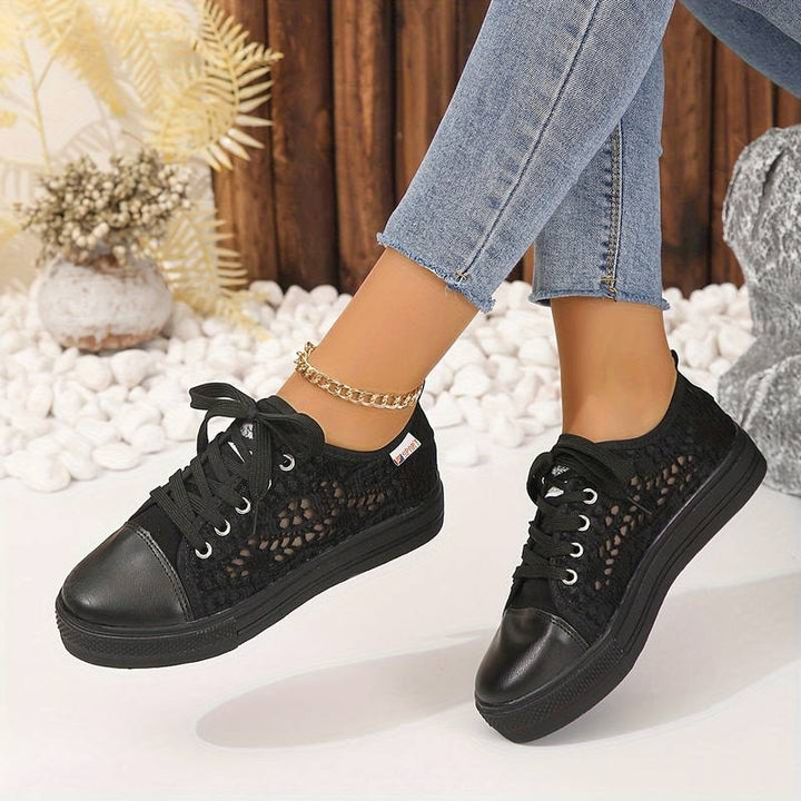 Elegante zwarte dames sneakers met luchtig kantontwerp, ideaal voor diverse gelegenheden, stijlvol en ademend.