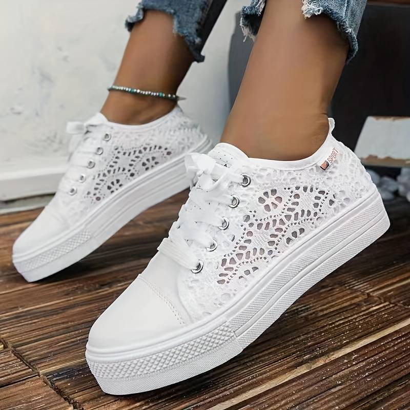 Elegante zwarte dames sneakers met luchtig kantontwerp, ideaal voor diverse gelegenheden, stijlvol en ademend.