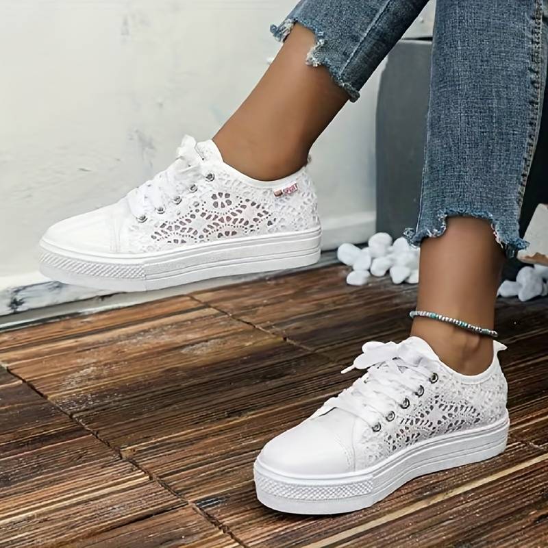 Elegante zwarte dames sneakers met luchtig kantontwerp, ideaal voor diverse gelegenheden, stijlvol en ademend.