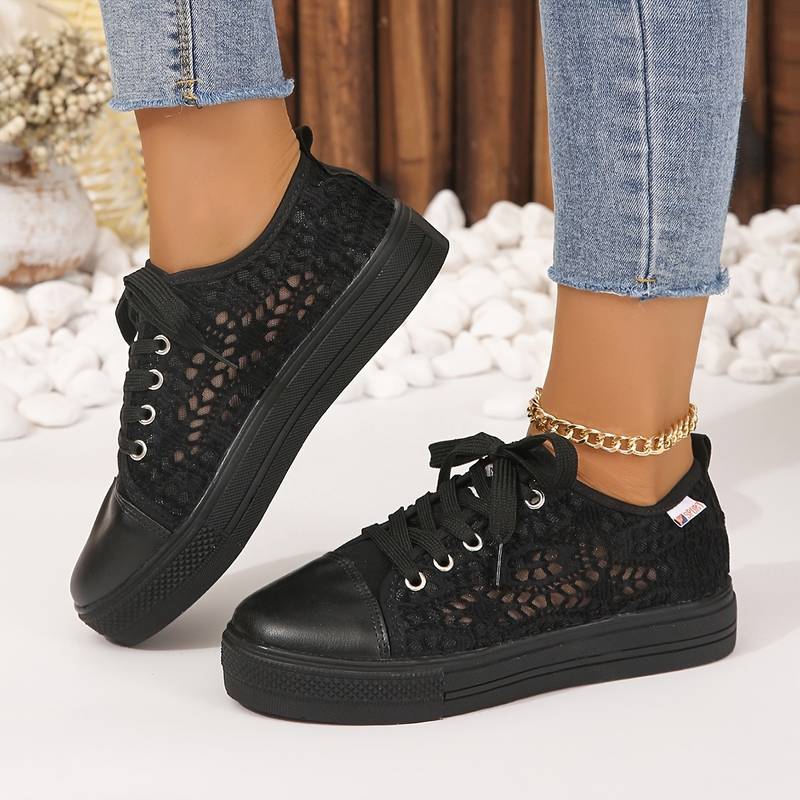 Elegante zwarte dames sneakers met luchtig kantontwerp, ideaal voor diverse gelegenheden, stijlvol en ademend.