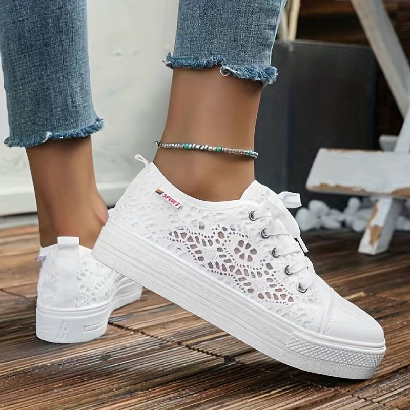 Elegante zwarte dames sneakers met luchtig kantontwerp, ideaal voor diverse gelegenheden, stijlvol en ademend.