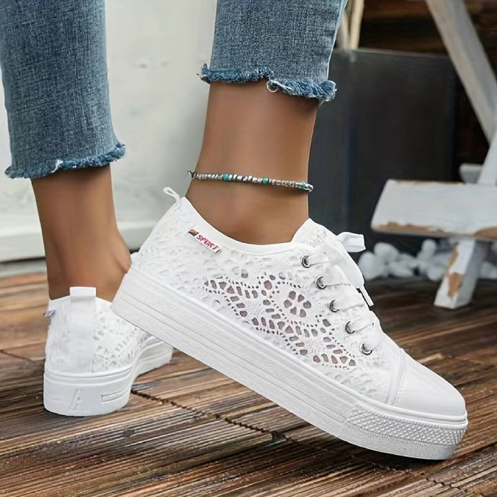 Elegante zwarte dames sneakers met luchtig kantontwerp, ideaal voor diverse gelegenheden, stijlvol en ademend.