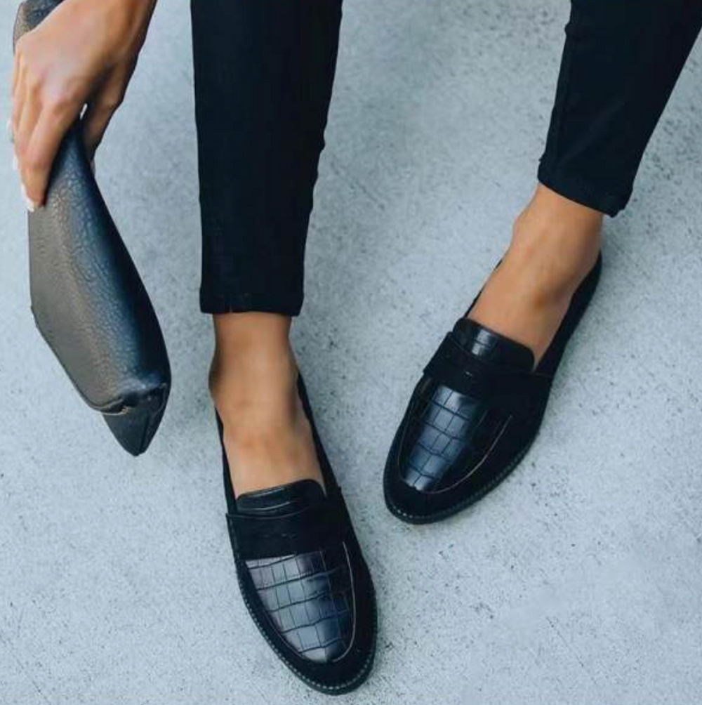 Elegante zwarte damesschoenen met een tijdloos ontwerp, ideaal voor avond- of zakelijke gelegenheden, met een gewatteerde binnenzool.