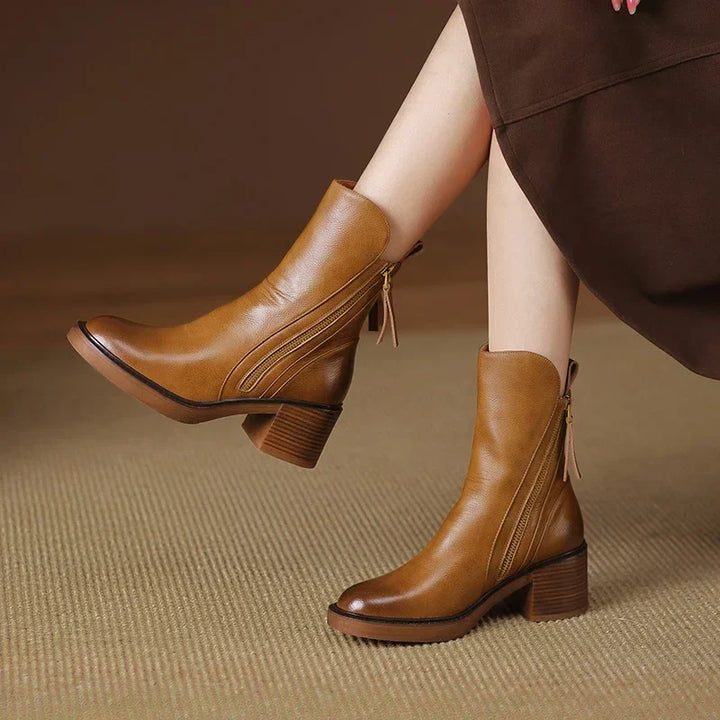 Elegante zwarte dameslaarzen van hoogwaardig materiaal, zijaanzicht, ideaal voor herfst/winter, combineerbaar met jurken