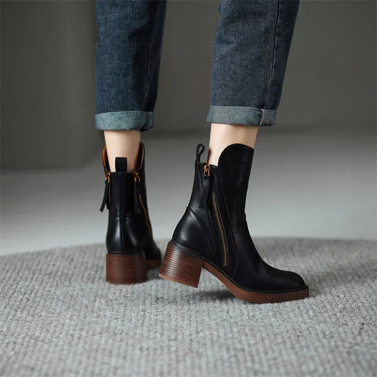 Elegante zwarte dameslaarzen van hoogwaardig materiaal, zijaanzicht, ideaal voor herfst/winter, combineerbaar met jurken