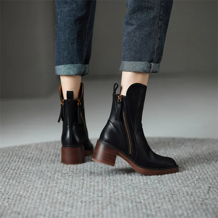 Elegante zwarte dameslaarzen van hoogwaardig materiaal, zijaanzicht, ideaal voor herfst/winter, combineerbaar met jurken