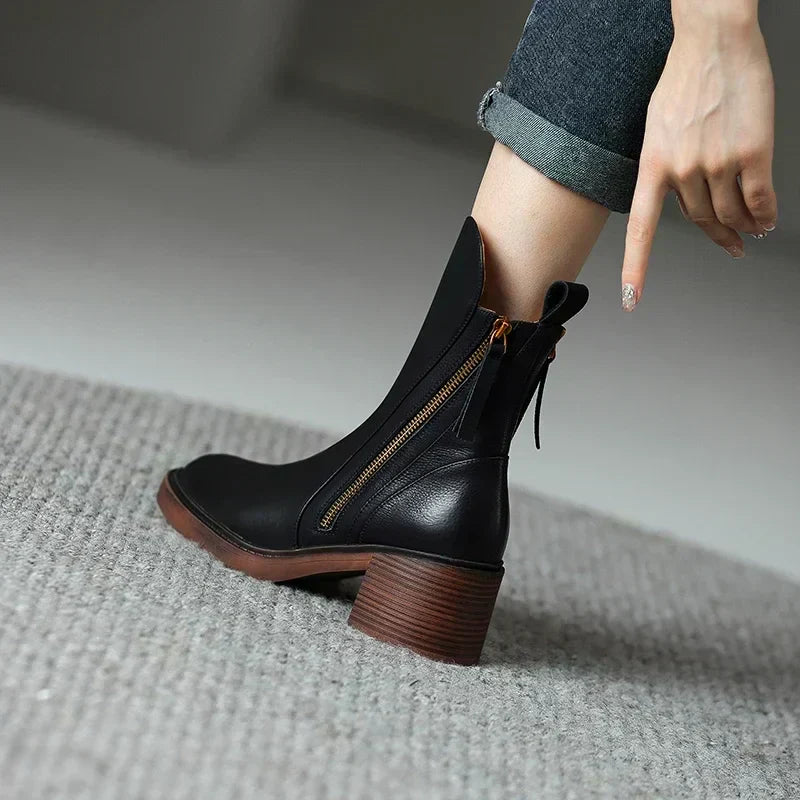 Elegante zwarte dameslaarzen van hoogwaardig materiaal, zijaanzicht, ideaal voor herfst/winter, combineerbaar met jurken