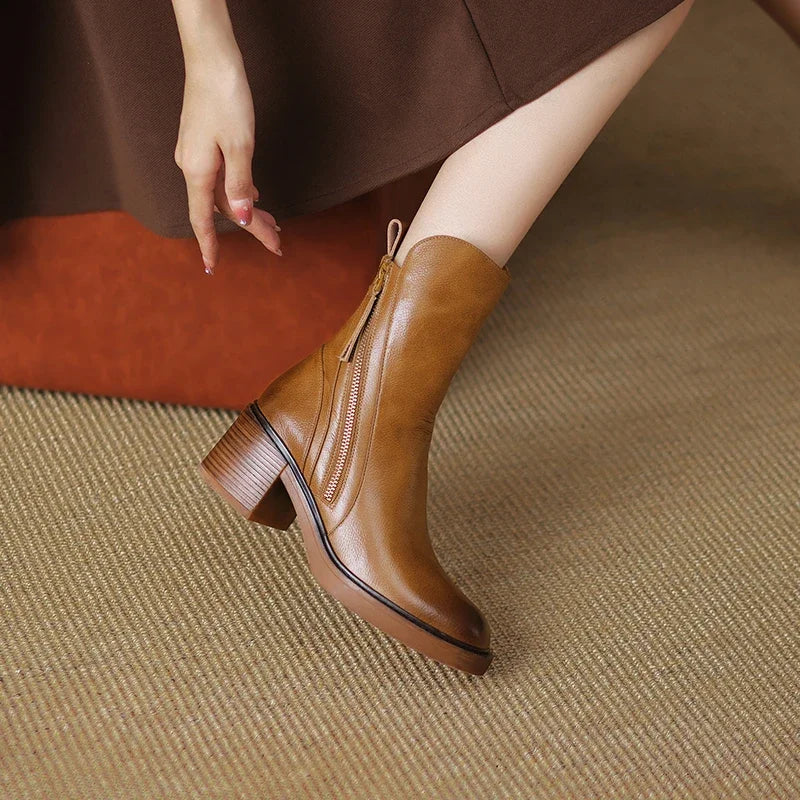 Elegante zwarte dameslaarzen van hoogwaardig materiaal, zijaanzicht, ideaal voor herfst/winter, combineerbaar met jurken