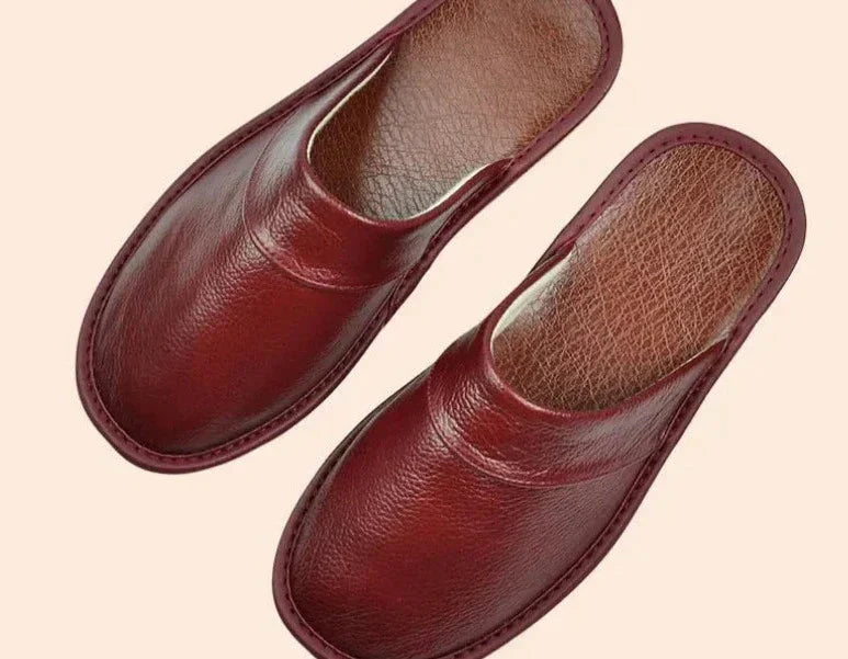 Elegante zwarte leren herenpantoffels, robuust en stijlvol, met hoog draagcomfort, ideaal voor binnen en buiten.