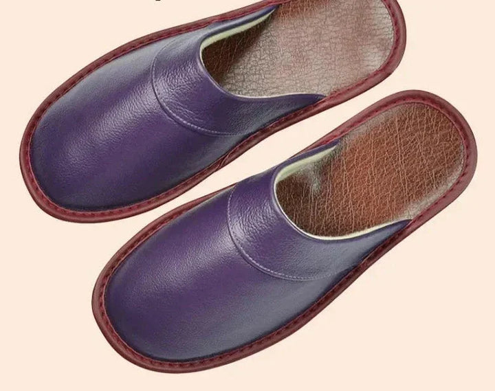 Elegante zwarte leren herenpantoffels, robuust en stijlvol, met hoog draagcomfort, ideaal voor binnen en buiten.
